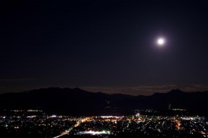 大竹野正典さんの作・演出作品を映像で。月一度の「夜会」。